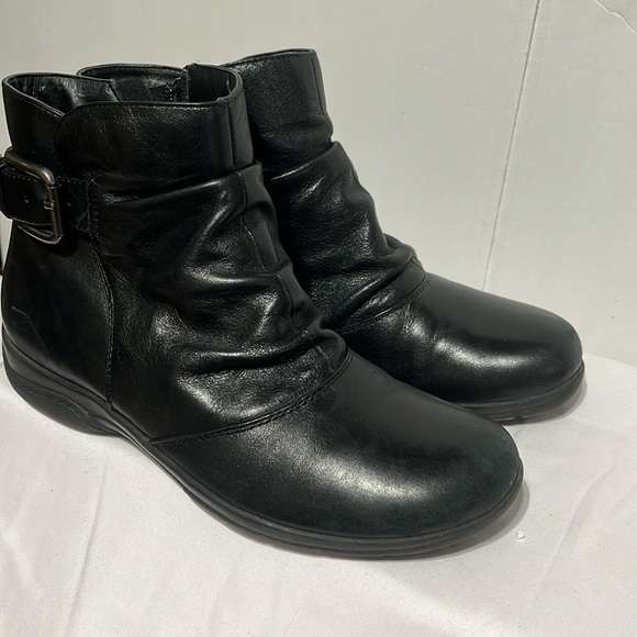 Clark’s women’s black leather Bootie size 8M - Picture 10 of 10